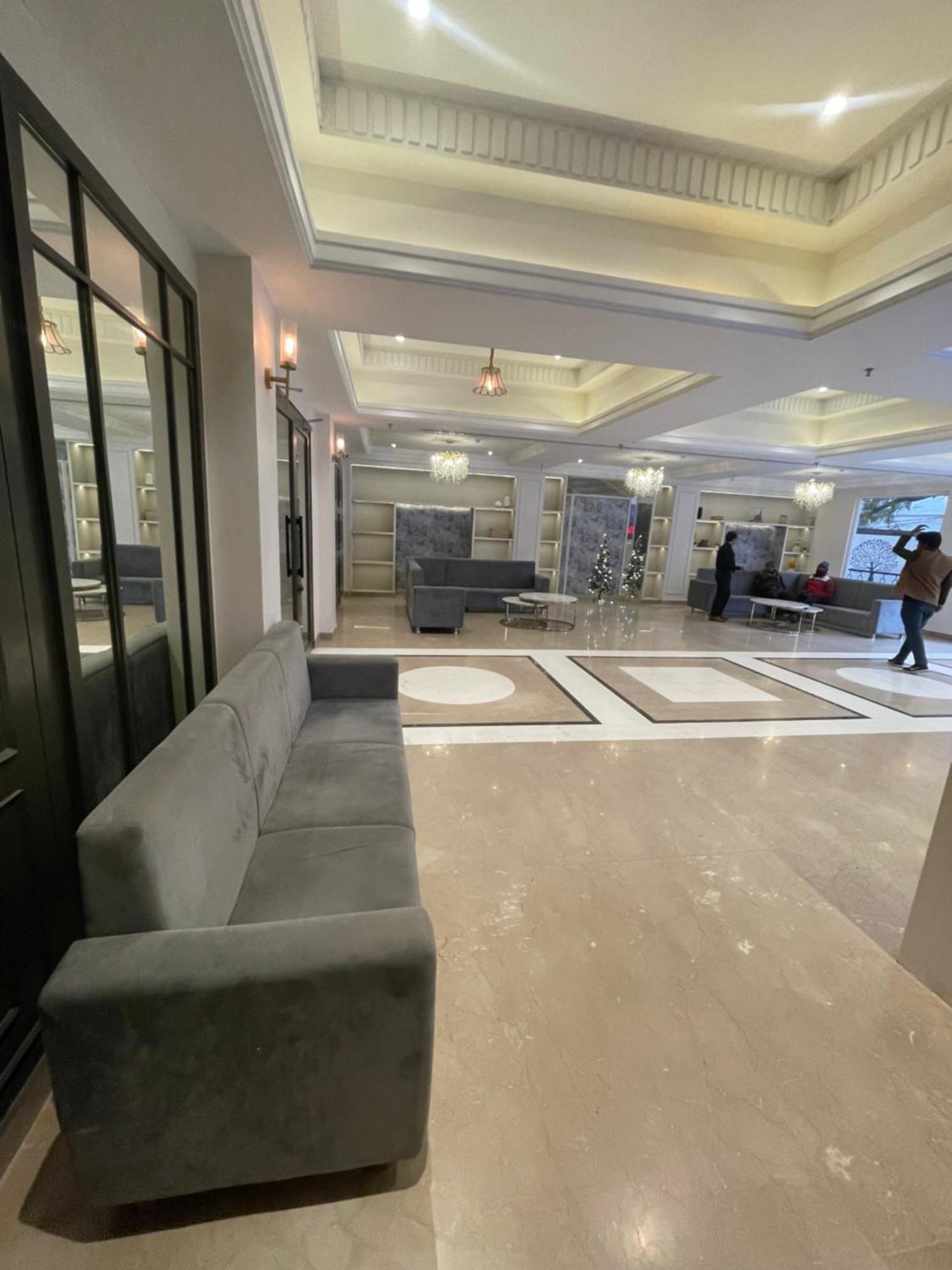 Wells Inn Hotel Varanasi Esterno foto