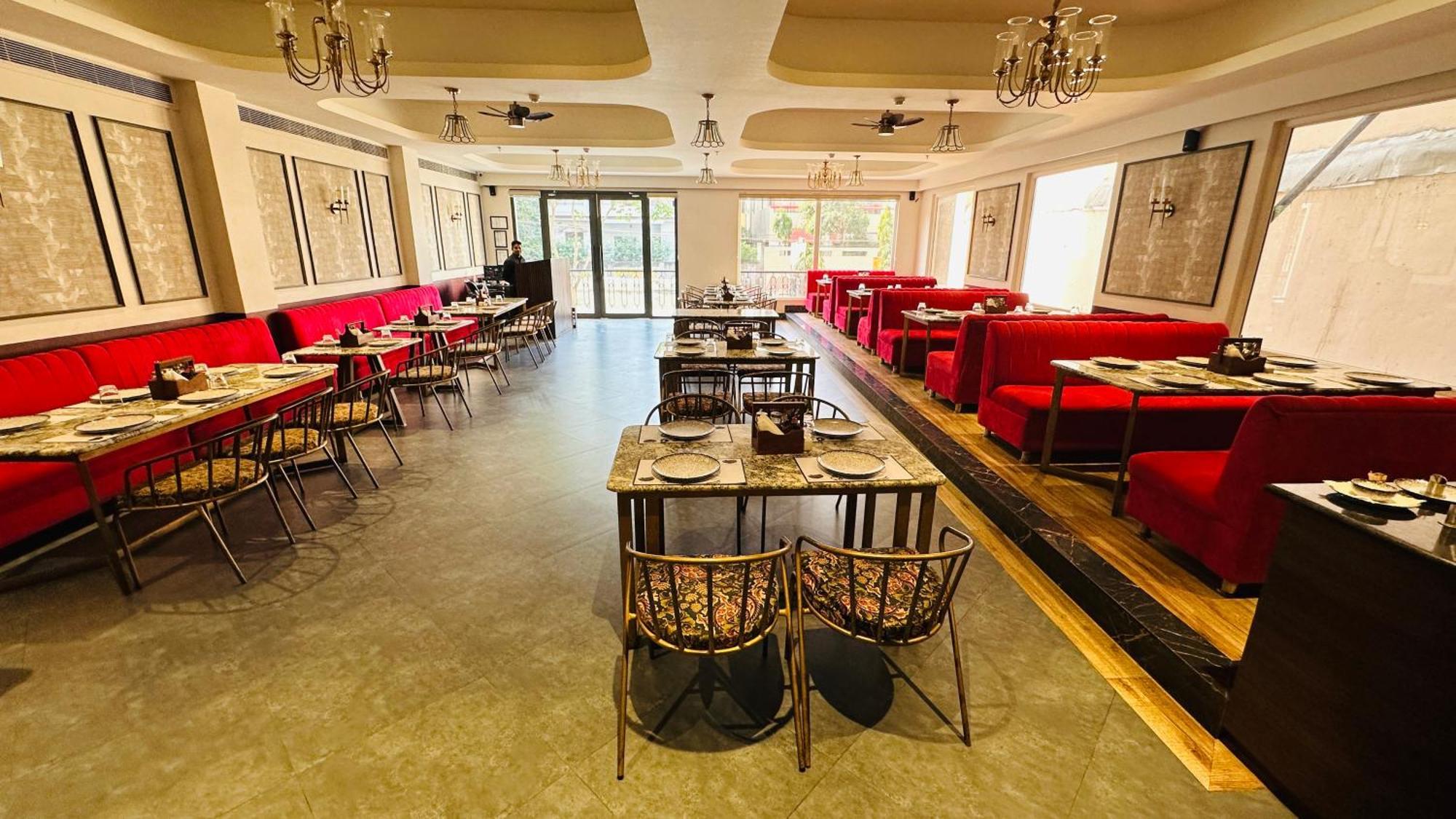 Wells Inn Hotel Varanasi Esterno foto