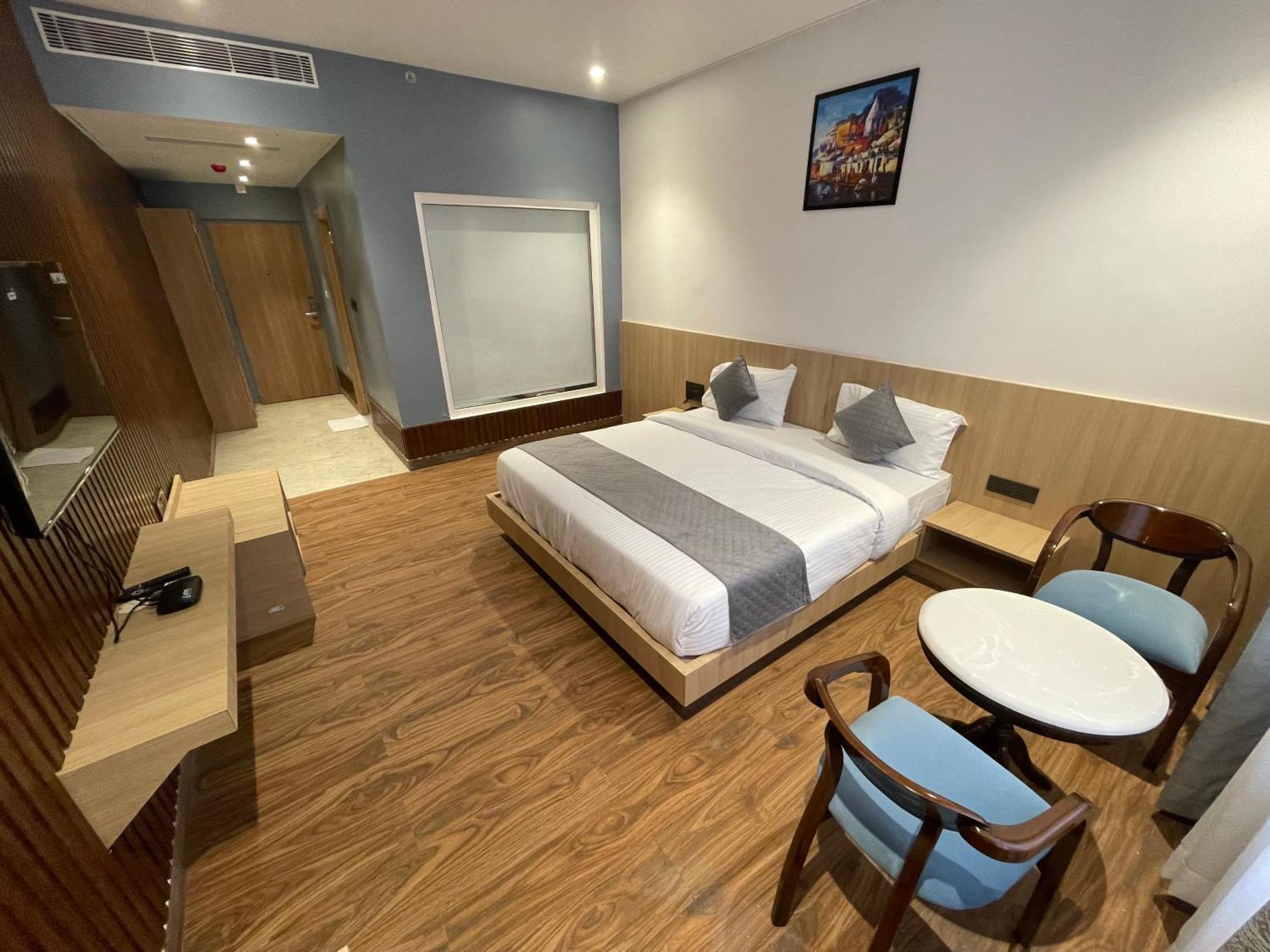 Wells Inn Hotel Varanasi Esterno foto
