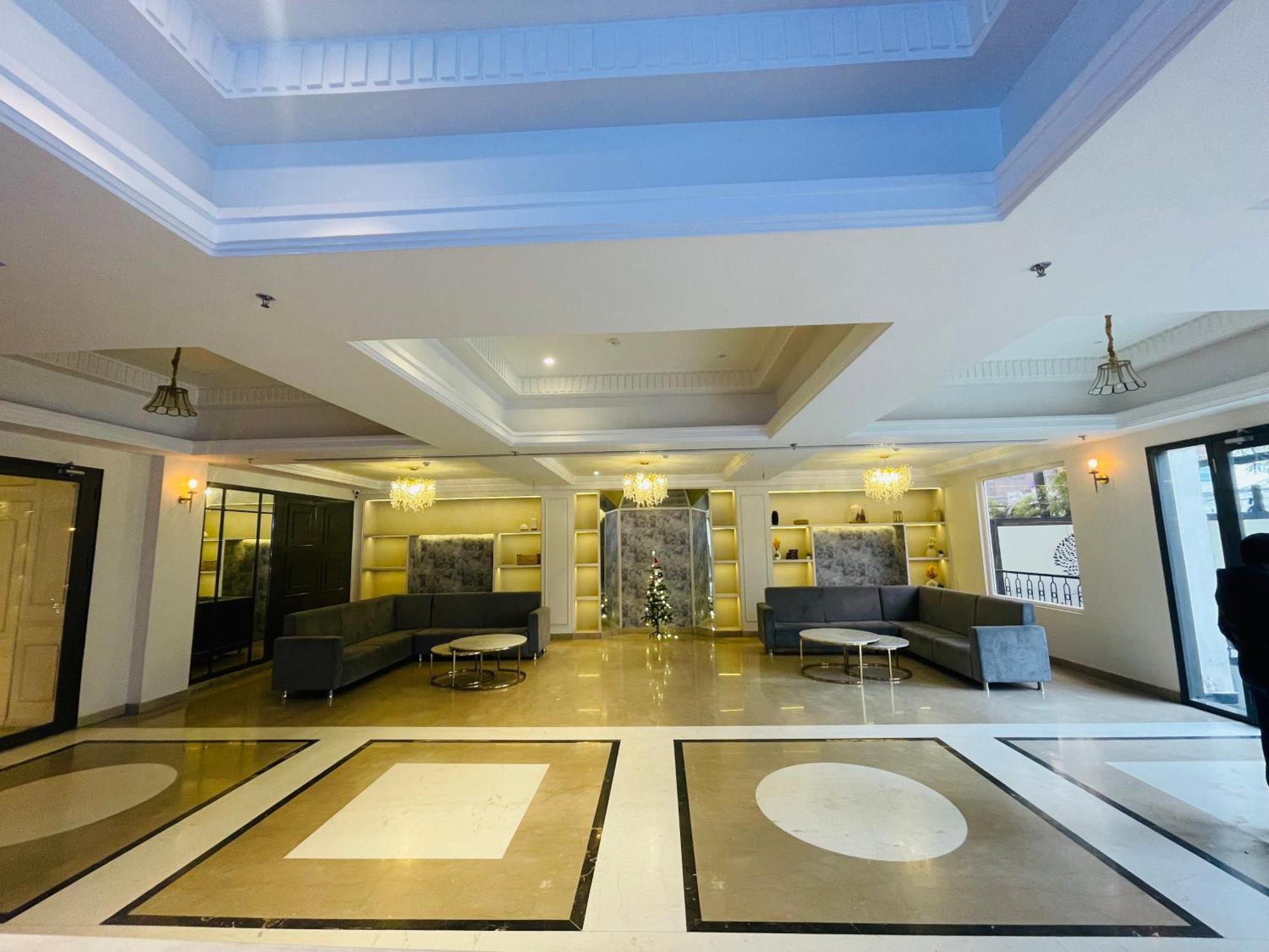 Wells Inn Hotel Varanasi Esterno foto