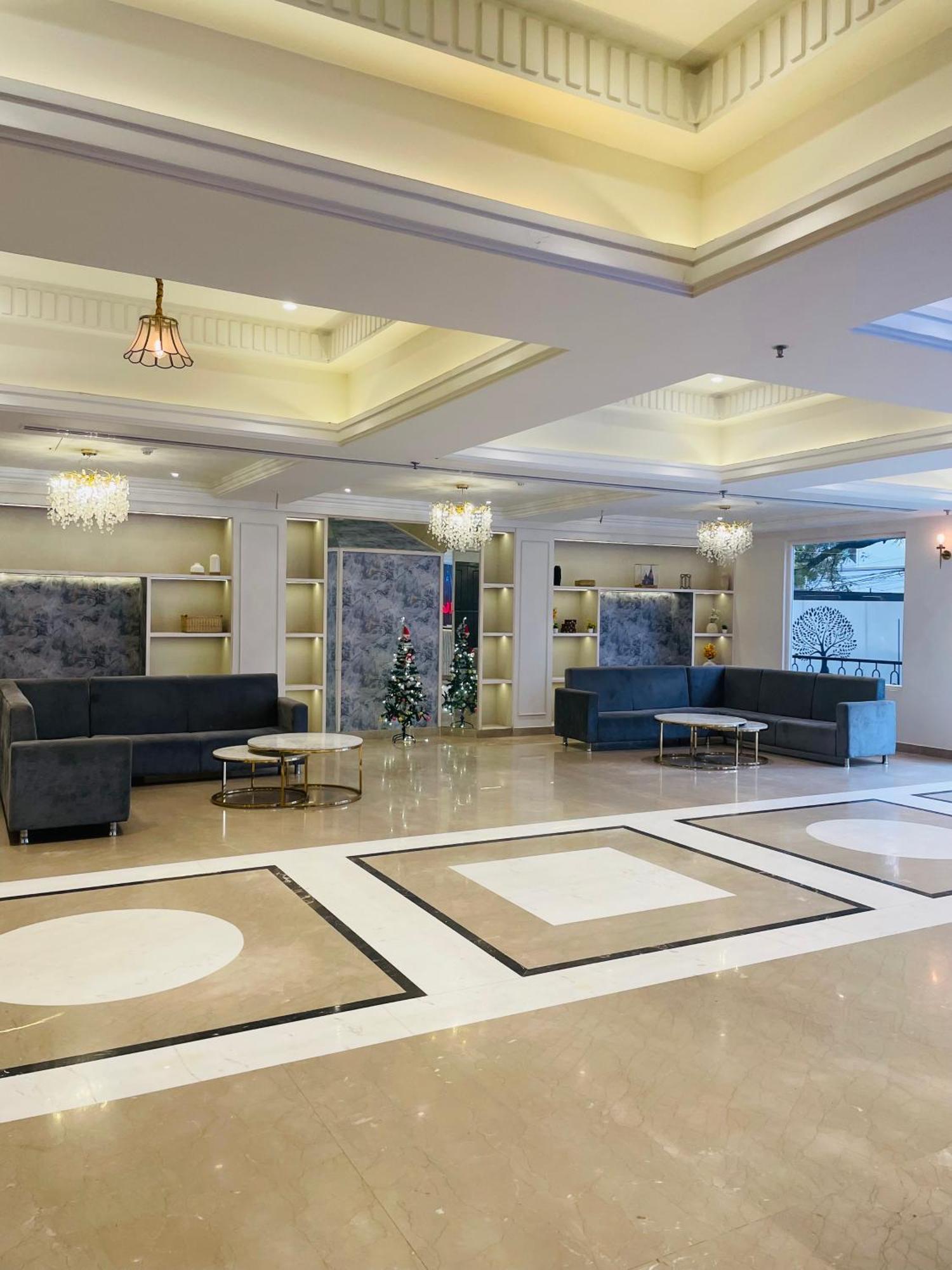 Wells Inn Hotel Varanasi Esterno foto