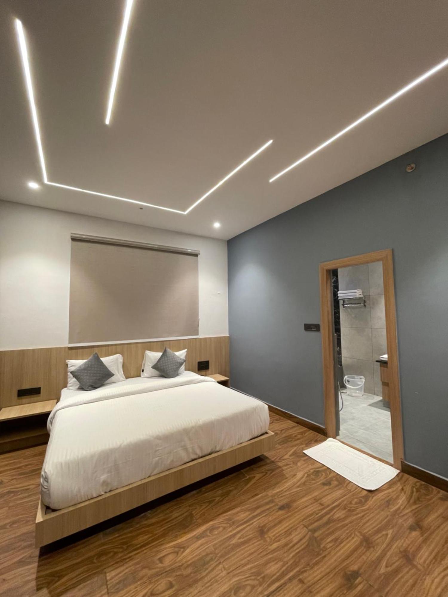Wells Inn Hotel Varanasi Esterno foto
